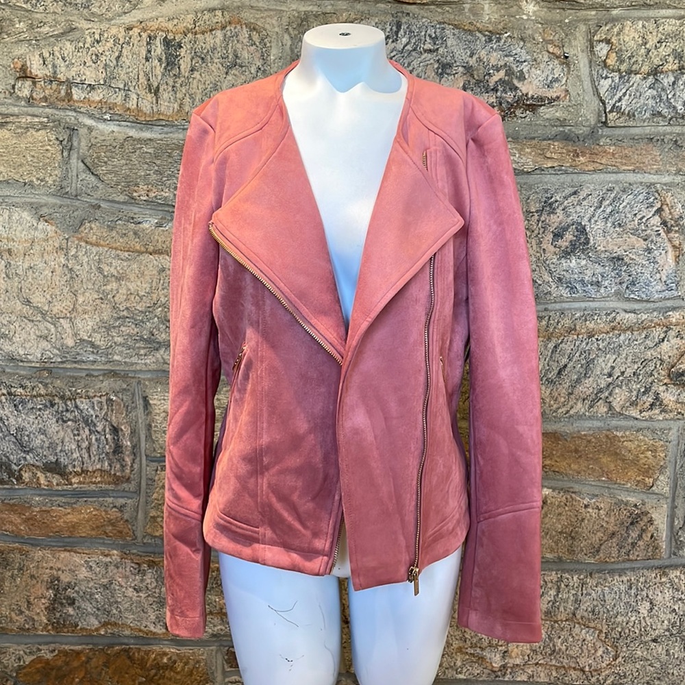 T Tahari pink size medium faux suede collarless Moto jacket
